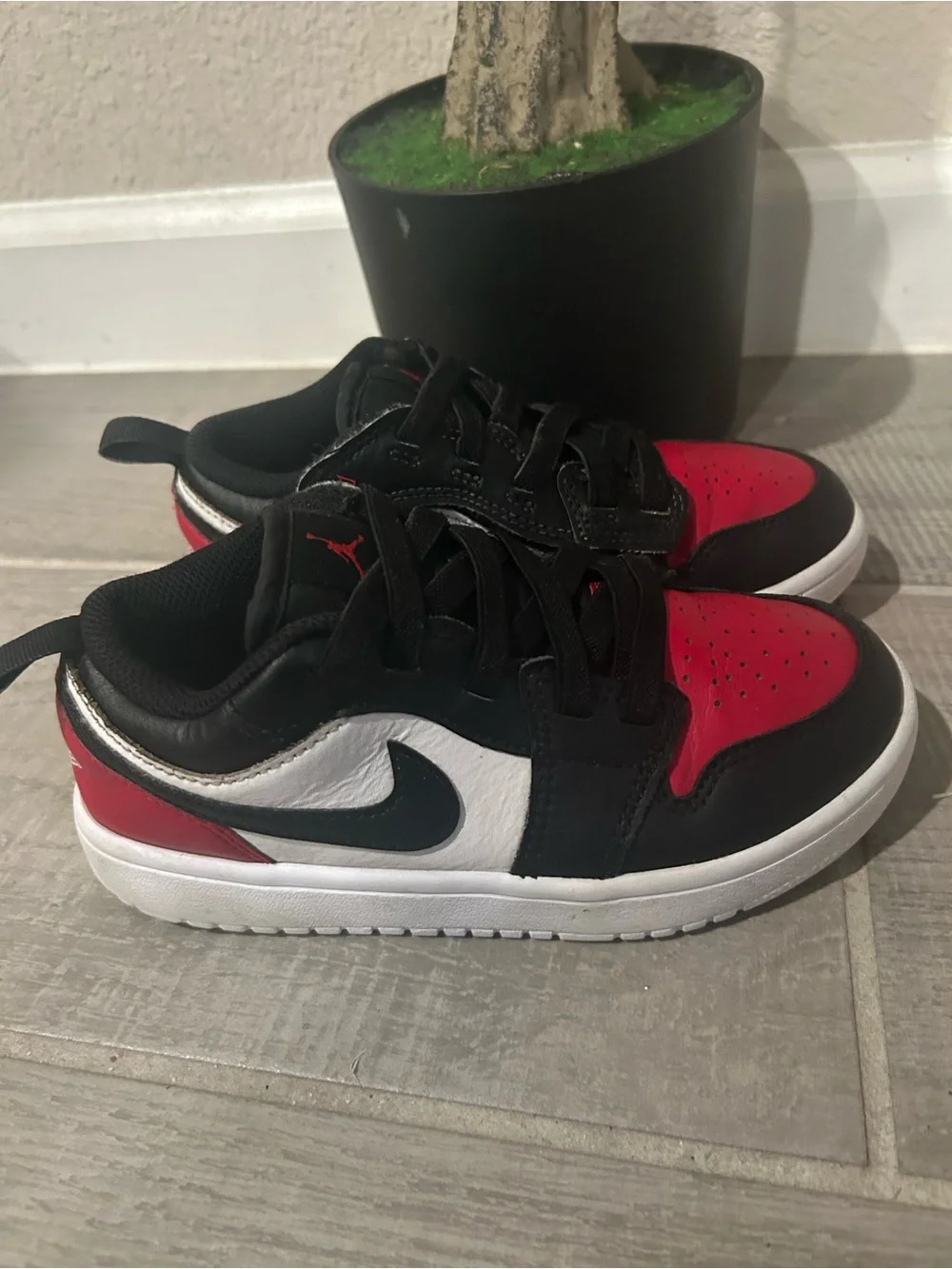 Nike Kids' Low-Top Sneakers in Black and Red